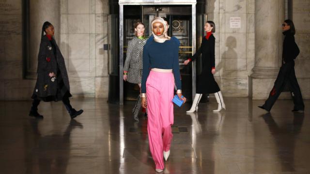 Varias modelos luciendo diseños de Óscar de la Renta en la Biblioteca de Nueva York.