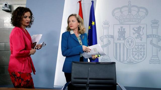 La ministra Portavoz y de Hacienda, María Jesús Montero, junto a la vicepresidenta económica, Nadia Calviño, este martes en Moncloa.