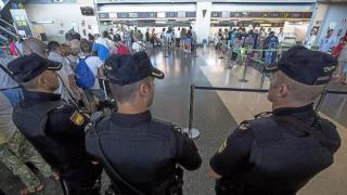 Agentes de la Policía Nacional en el aeropuerto de Manises, en una imagen de archivo.