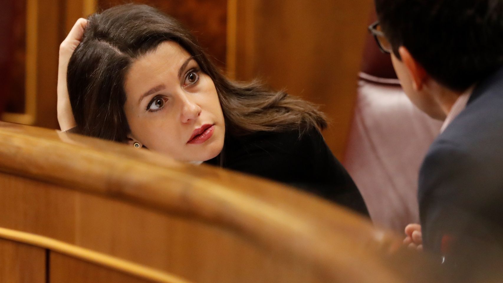 Arrimadas conversa con su compañero Espejo en el Congreso.