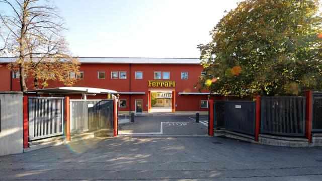 Imagen de la entrada a la factoría original de Ferrari.