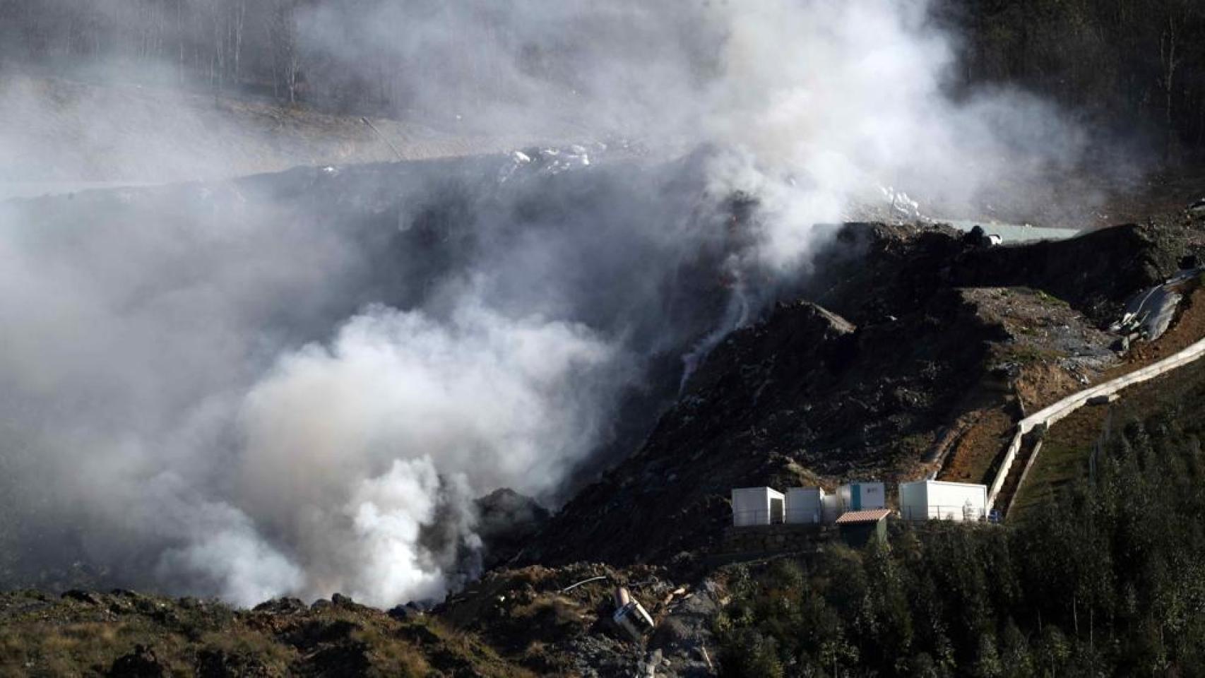 Los dos operarios vieron como una avalancha de tierra y árboles se les venía encima.