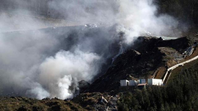 Los dos operarios vieron como una avalancha de tierra y árboles se les venía encima.