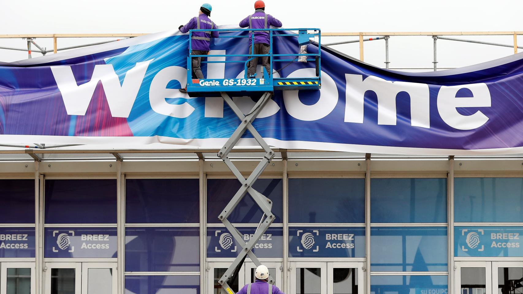 Dos trabajadores en la Fira de Barcelona donde se ultiman los preparativos para el Congreso Mundial de Móviles (MWC) de Barcelona