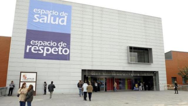 La mujer fue trasladada al Hospital Universitario Río Hortega para ser atendida por las heridas.