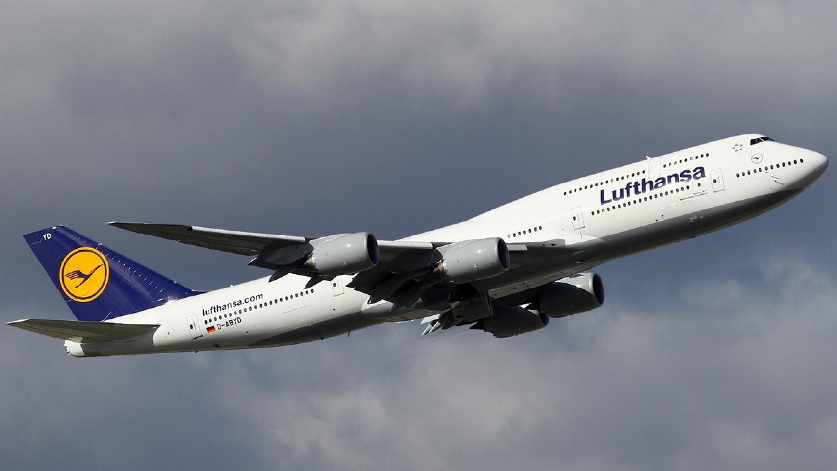 Un avión de Lufthansa en maniobra de despegue.
