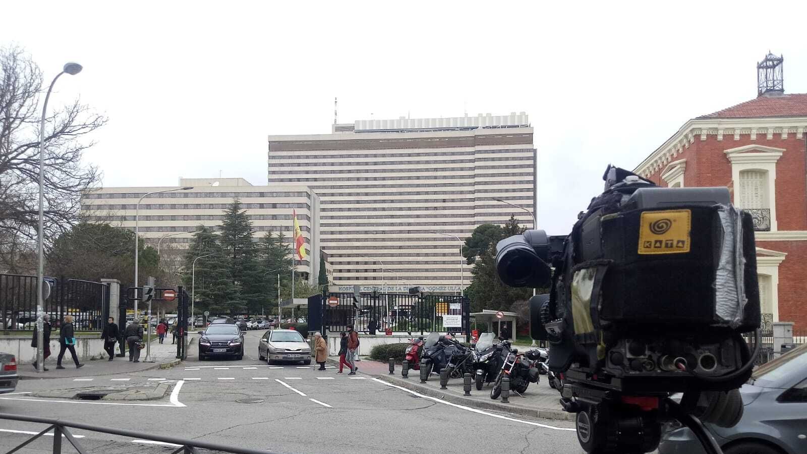 Los españoles repatriados de Wuhan (China) abandonan el hospital en sus coches.