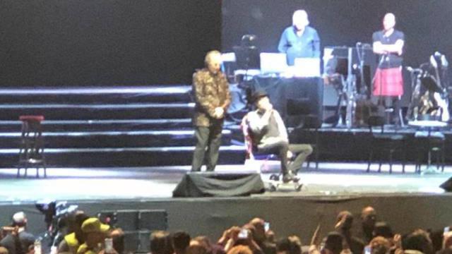 Sabina en silla de ruedas sobre el escenario tras caerse.