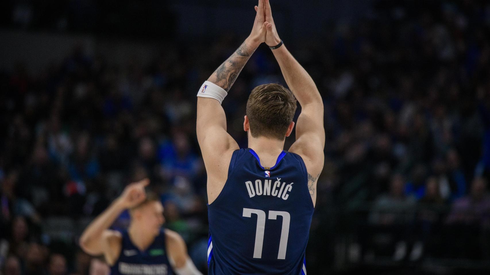 Donci en su regreso tras lesión con Dallas
