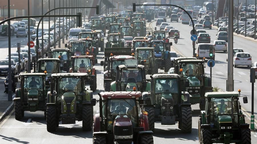 Cientos de tractores en Valencia par la manifestación del sector agrario.
