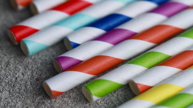 Una imagen de archivo de unas pajitas de papel.