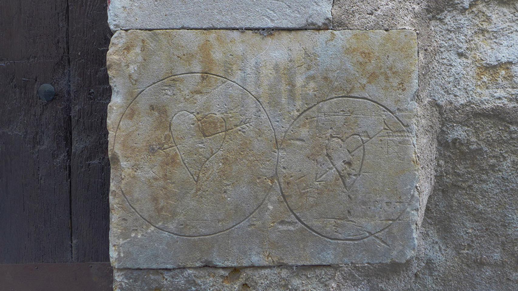 Cara frontal del segundo sillar de la jamba meridional de la portada lateral de la calle Sorias del convento de la Anunciación que da al segundo claustro.