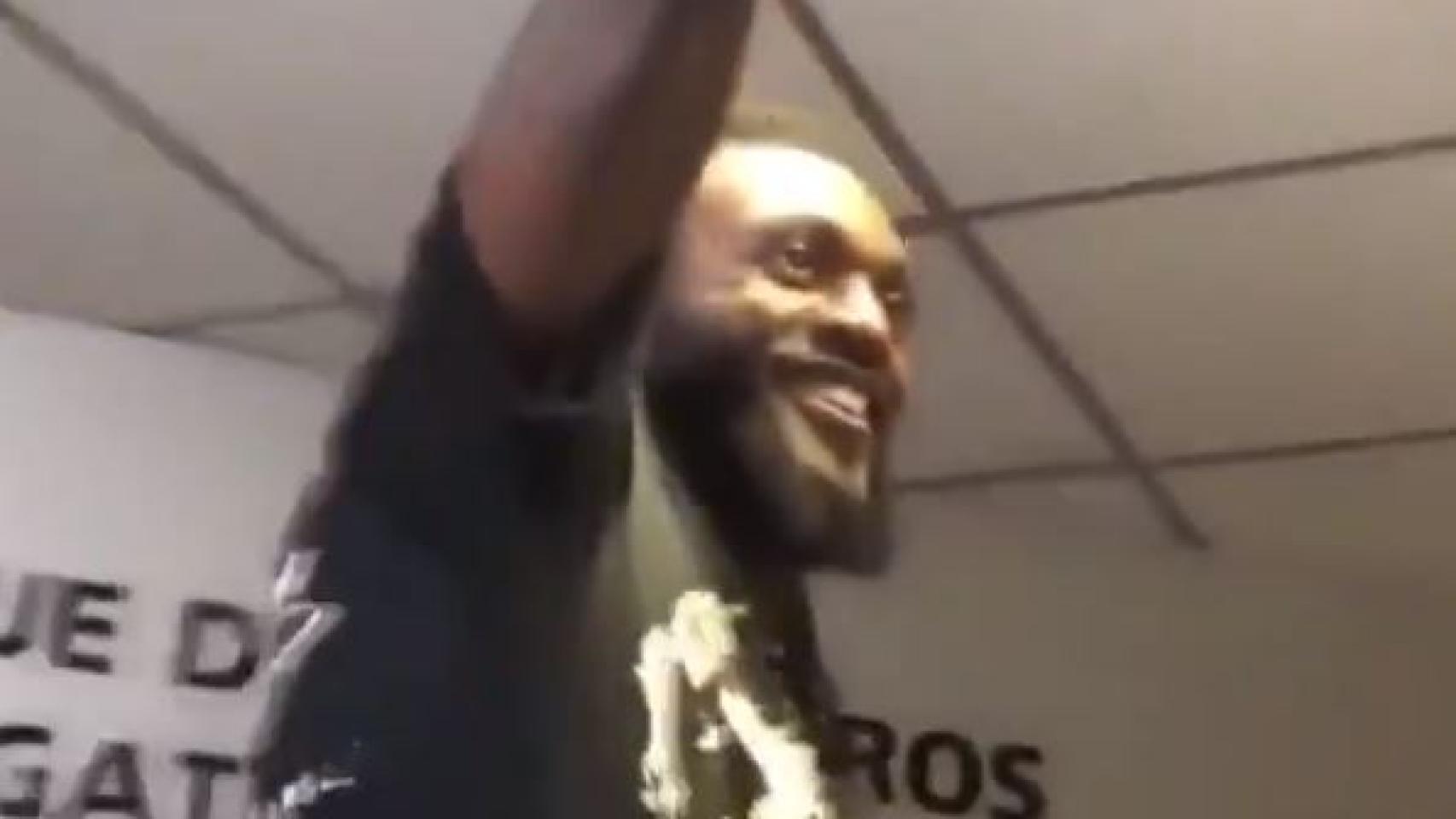 Adebayor llega al aeropuerto de Asunción ante cientos de hinchas