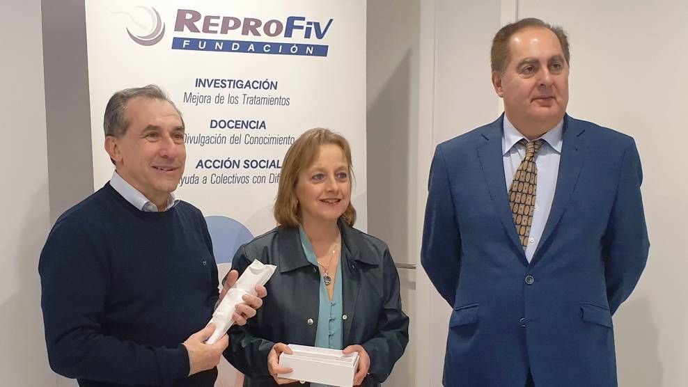 Los doctores Vicente Silva y Elena Martín y el presidente de la Fundación Reprofiv, Francisco López Rodriguez.
