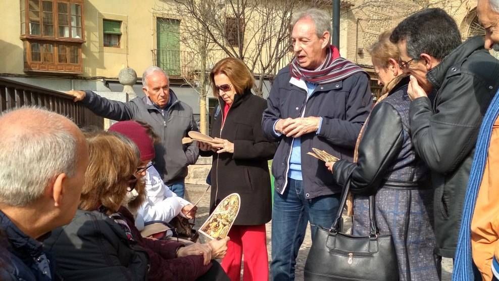 González Cabezas explica el contenido del cuadro del Entierro del Conde de Orgaz en la plaza del Conde