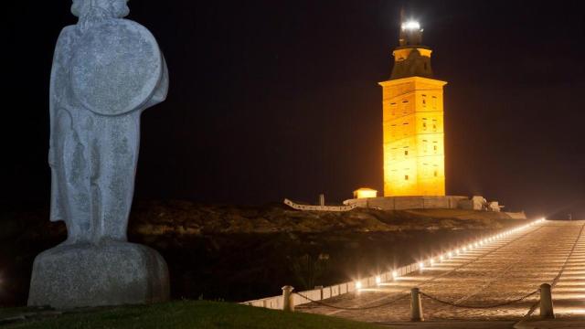 La Torre de Hércules iluminada de amarillo.