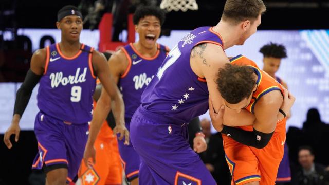 Luka Doncic celebra su canasta desde el centro del campo con Trae Young