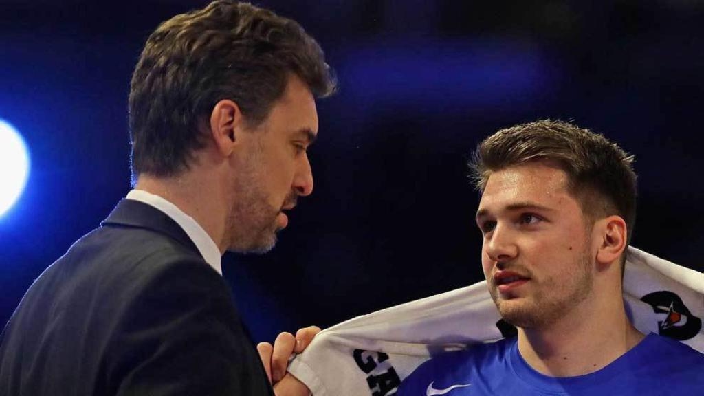 Pau Gasol hablando con Luka Doncic durante el 'Rising Stars Challenge' de la NBA