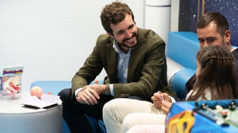 El presidente del PP, Pablo Casado, durante su visita a la Fundación Cris contra el cáncer.