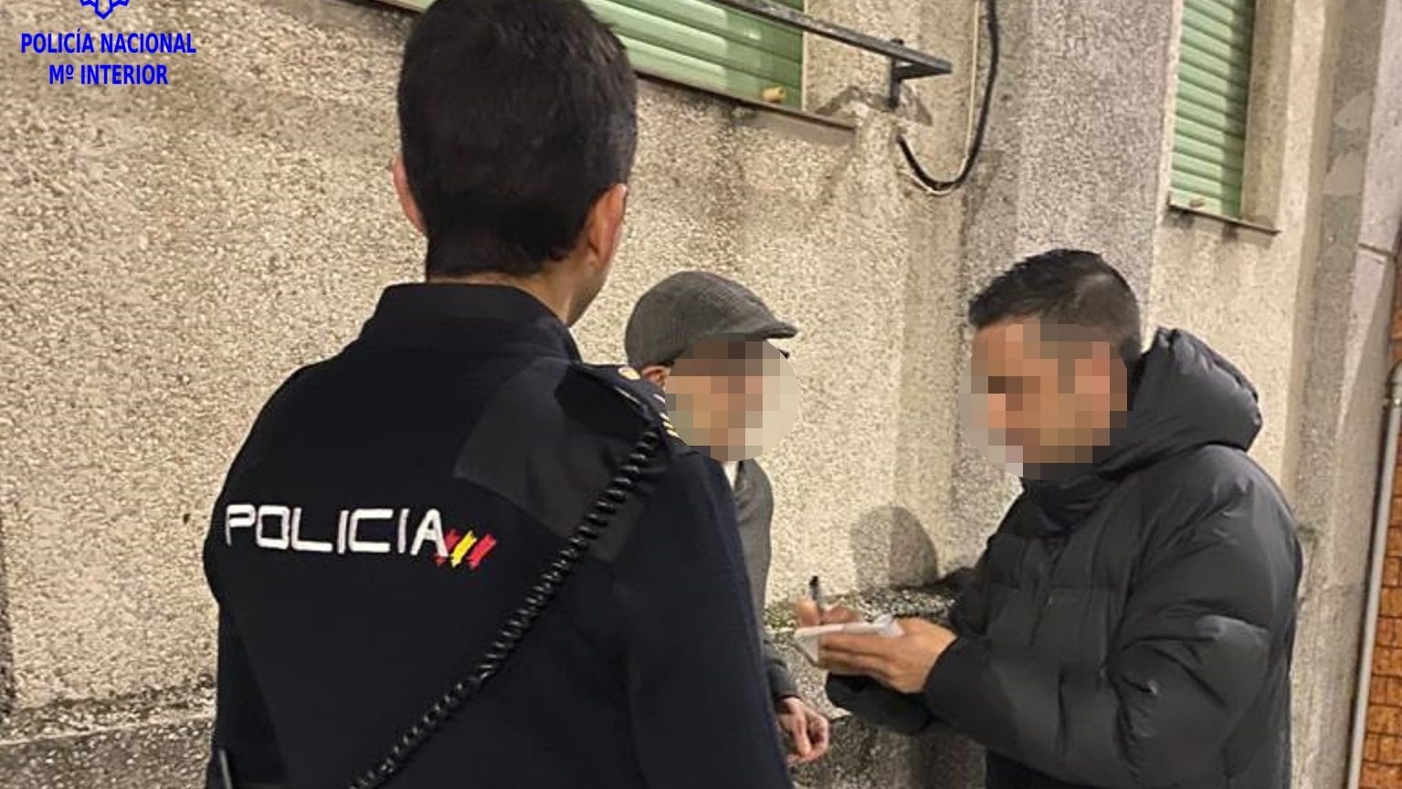 Dos agentes detienen al sospechoso de haber abusado de un menor discapacitado en el baño de la estación de Santander.