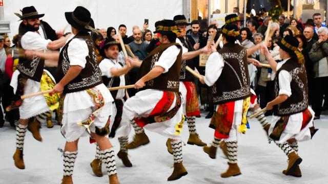 Actuación de los pauliteiros en el Festival de los Sabores Mirandeses