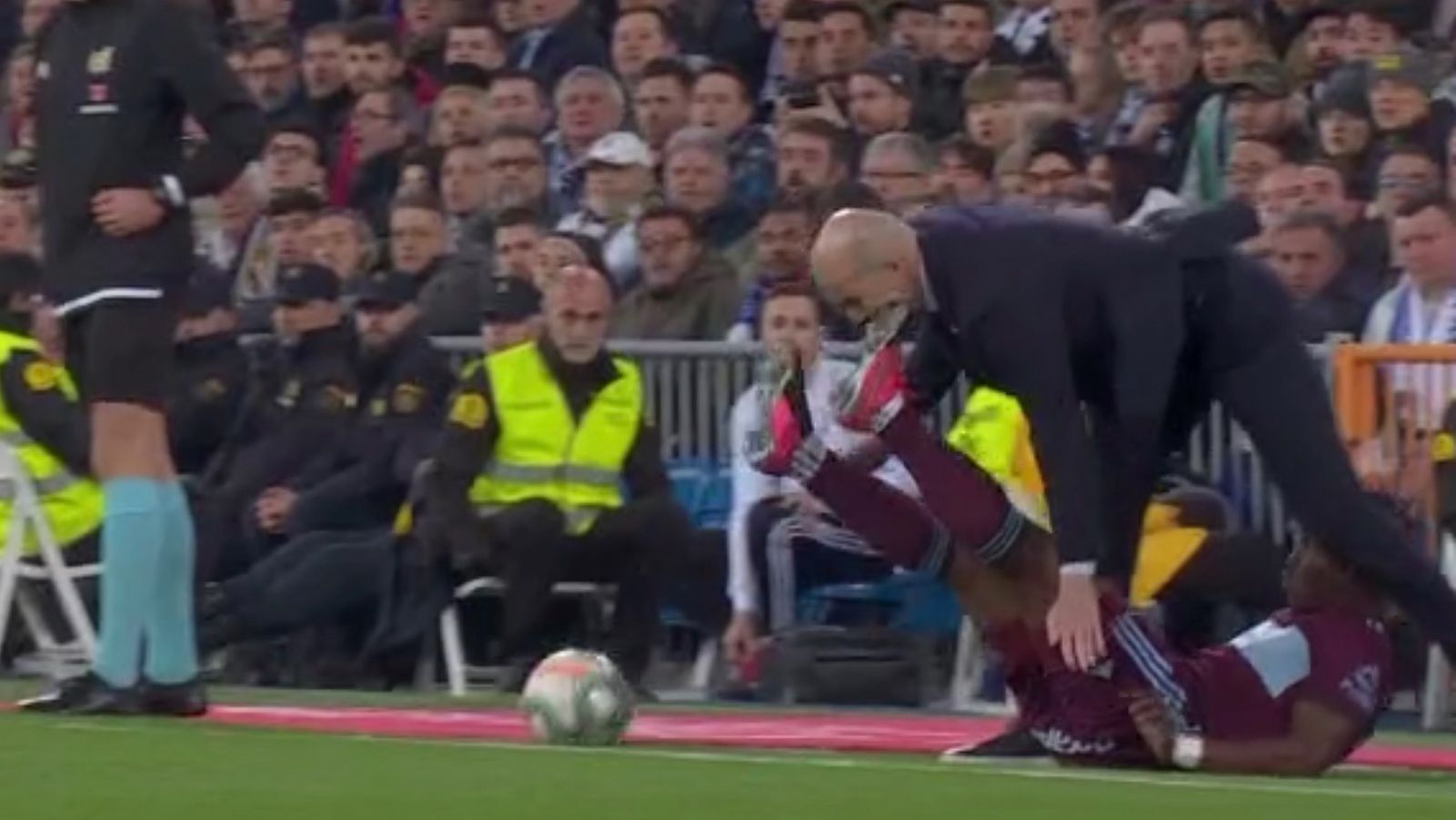 Joseph Aidoo choca contra Zidane