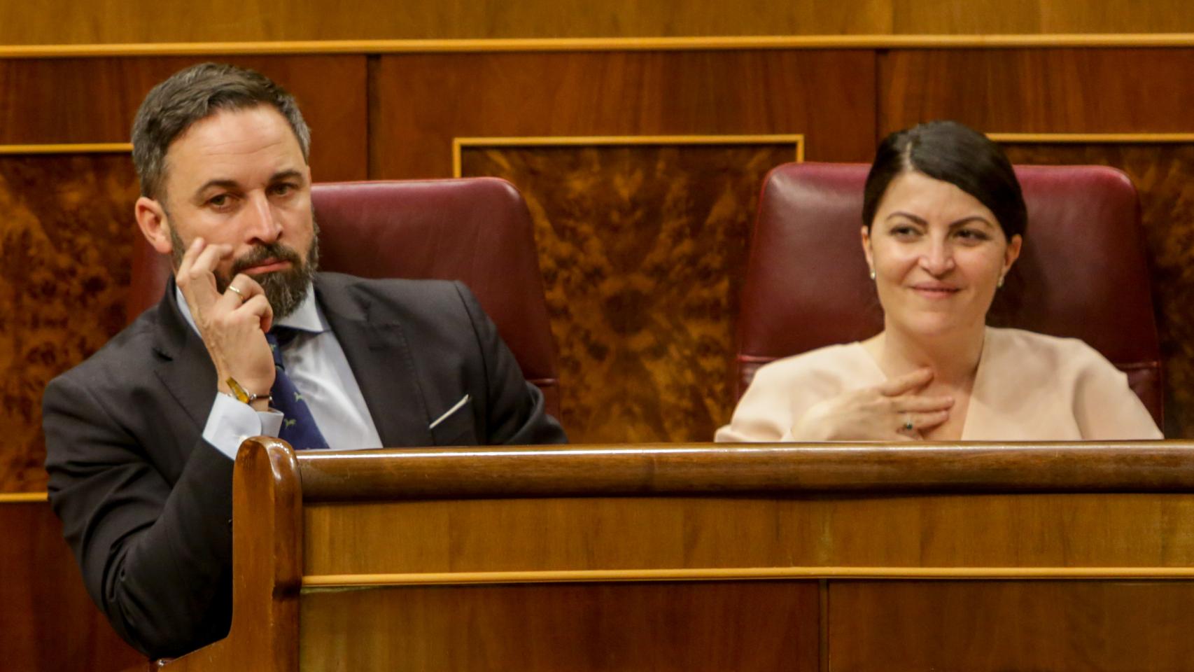 El presidente del VOX, Santiago Abascal y la secretaria general del grupo parlamentario en el Congreso, Macarena Olona.