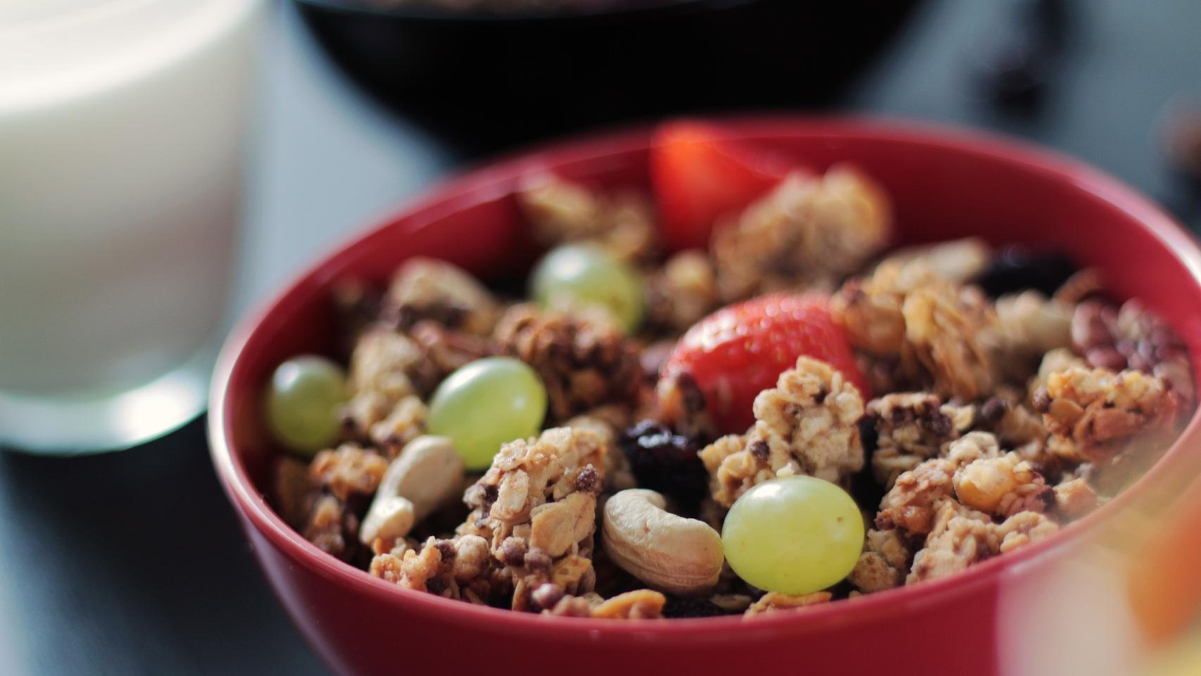 Un tazón con muesli y uvas.