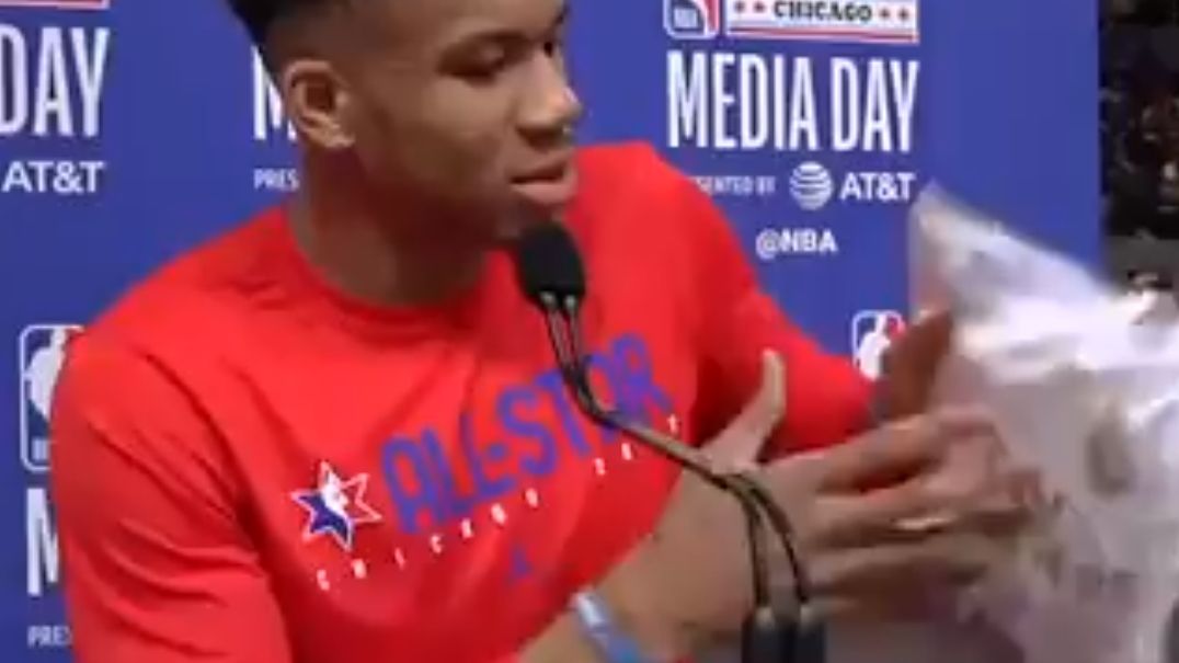 Giannis Antetokounmpo, con la camiseta del Real Madrid
