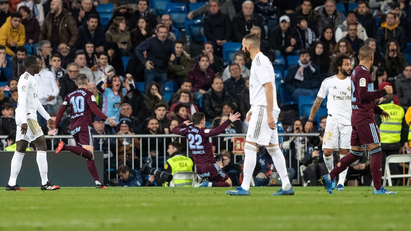 Los jugadores del Celta celebran el segundo gol del partido ante el Real Madrid