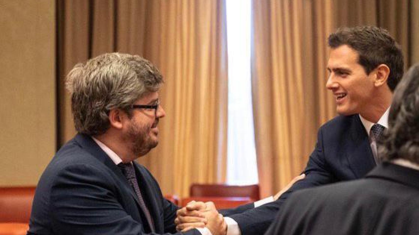 Fran Hervías, junto a Albert Rivera.