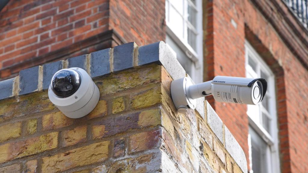 Cámaras de seguridad en un edificio.
