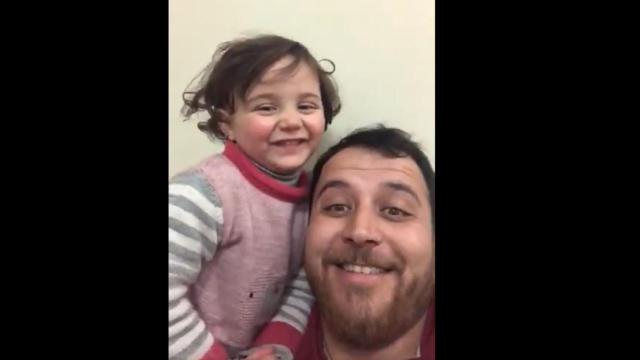 Un padre y su hija juegan a que las bombas de Siria son un juego para luchar contra el miedo