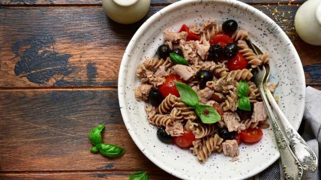 Pasta con atún, receta rápida para cenas de emergencia
