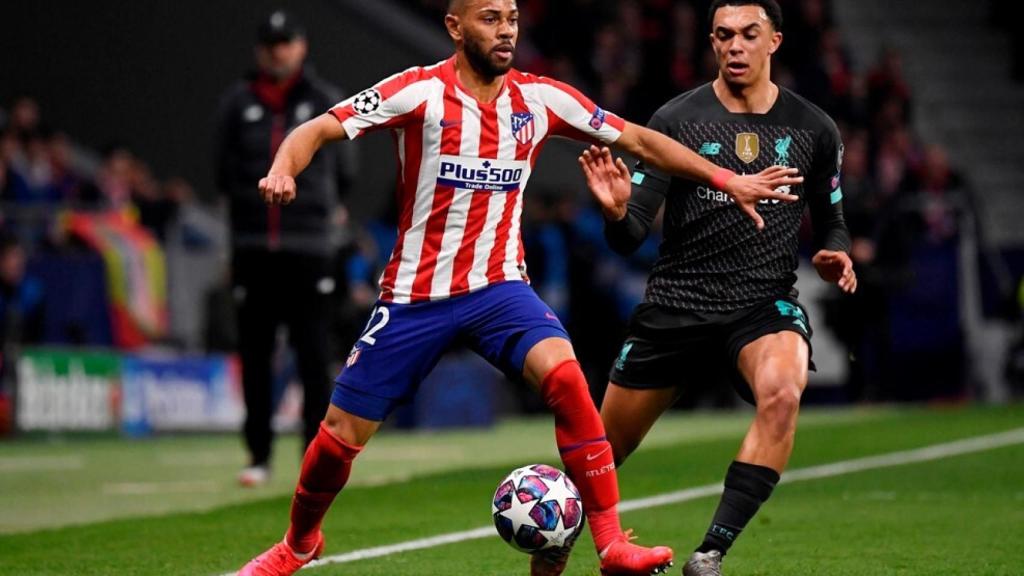 Renan Lodi delante de Alexander-Arnold