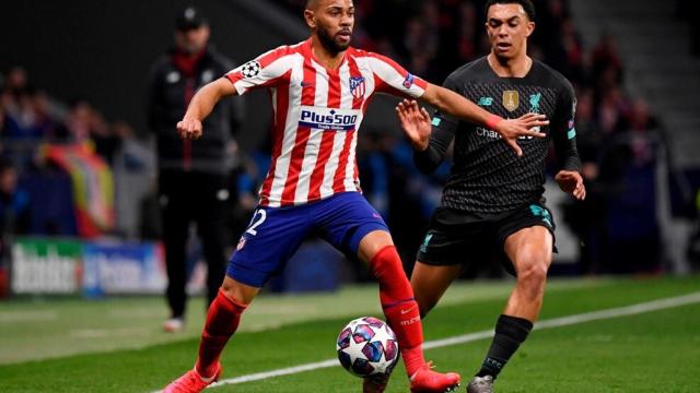 Renan Lodi delante de Alexander-Arnold