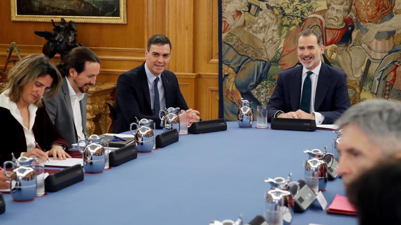 El Rey Felipe VI preside su primer Consejo de Ministros con Sánchez de presidente