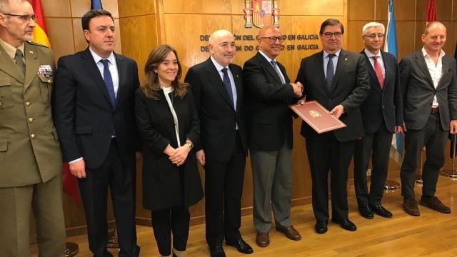 El secretario de Estado de Defensa, Ángel Olivares y el director general de Infraestructuras del Ministerio, Emilio Muñoz, asisten a la firma de la cesión de la fábrica de armas a la UDC, en un acto con la presencia del rector, Julio Abalde