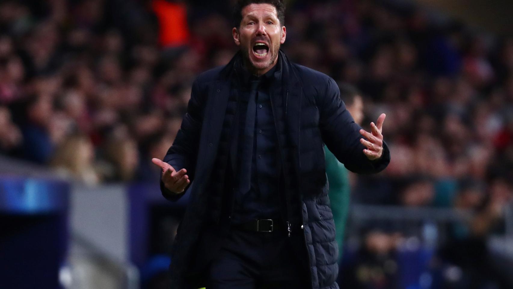 Simeone, durante el encuentro alentando a la grada
