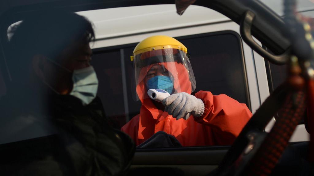 Sanitario tomando temperatura en Pekín