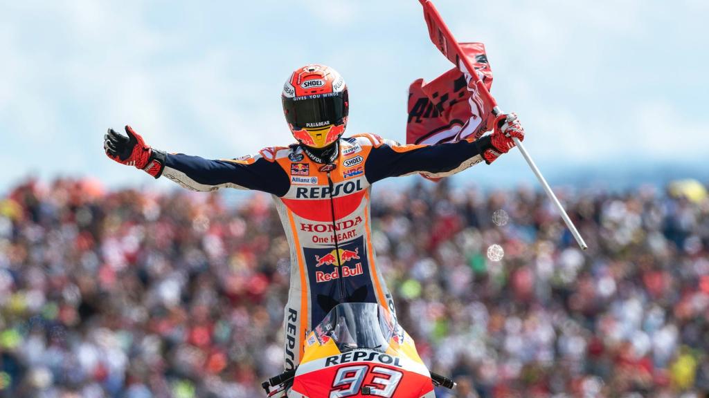 Marc Márquez celebrando una victoria