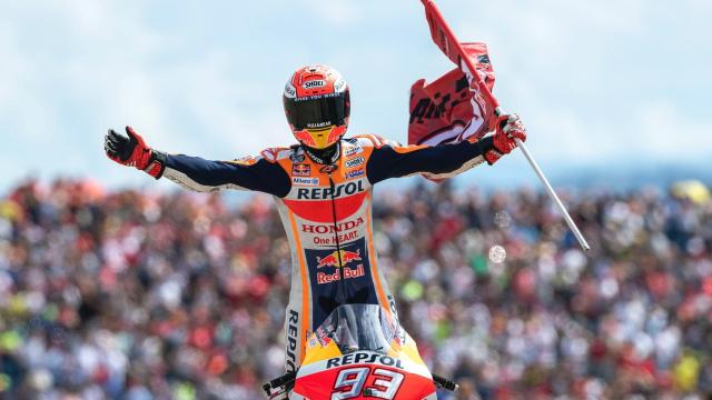 Marc Márquez celebrando una victoria