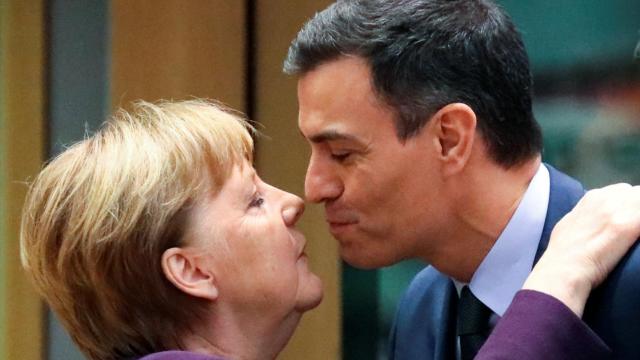 Pedro Sánchez saluda a Angela Merkel este jueves durante la cumbre de la UE