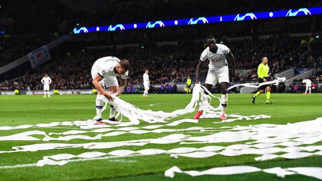 Los aficionados tiran rollos de papel higiénico al campo