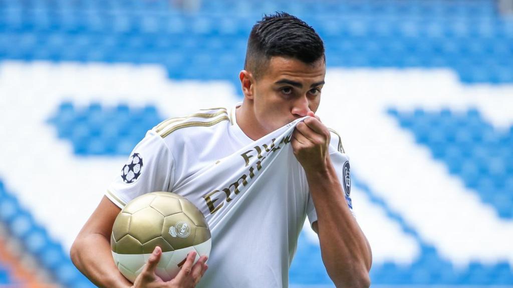 Reinier besa el escudo del Real Madrid