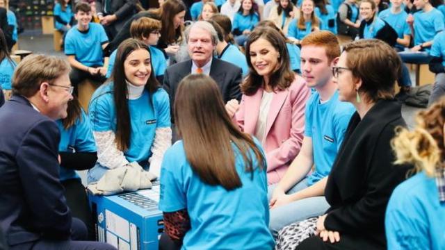 SU MAJESTAD LA REINA CONVERSA CON UNOS JOVENES DEL TALLER DE INNOVACIÓN CON EL LEMA “HEAL THE WORLD: PEQUEÑAS Y GRANDES SOLUCIONES PARA FRENAR EL CAMBIO CLIMÁTICO