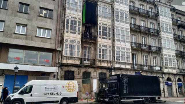 El equipo de rodaje en el segundo piso de un edificio de la plaza de Pontevedra.
