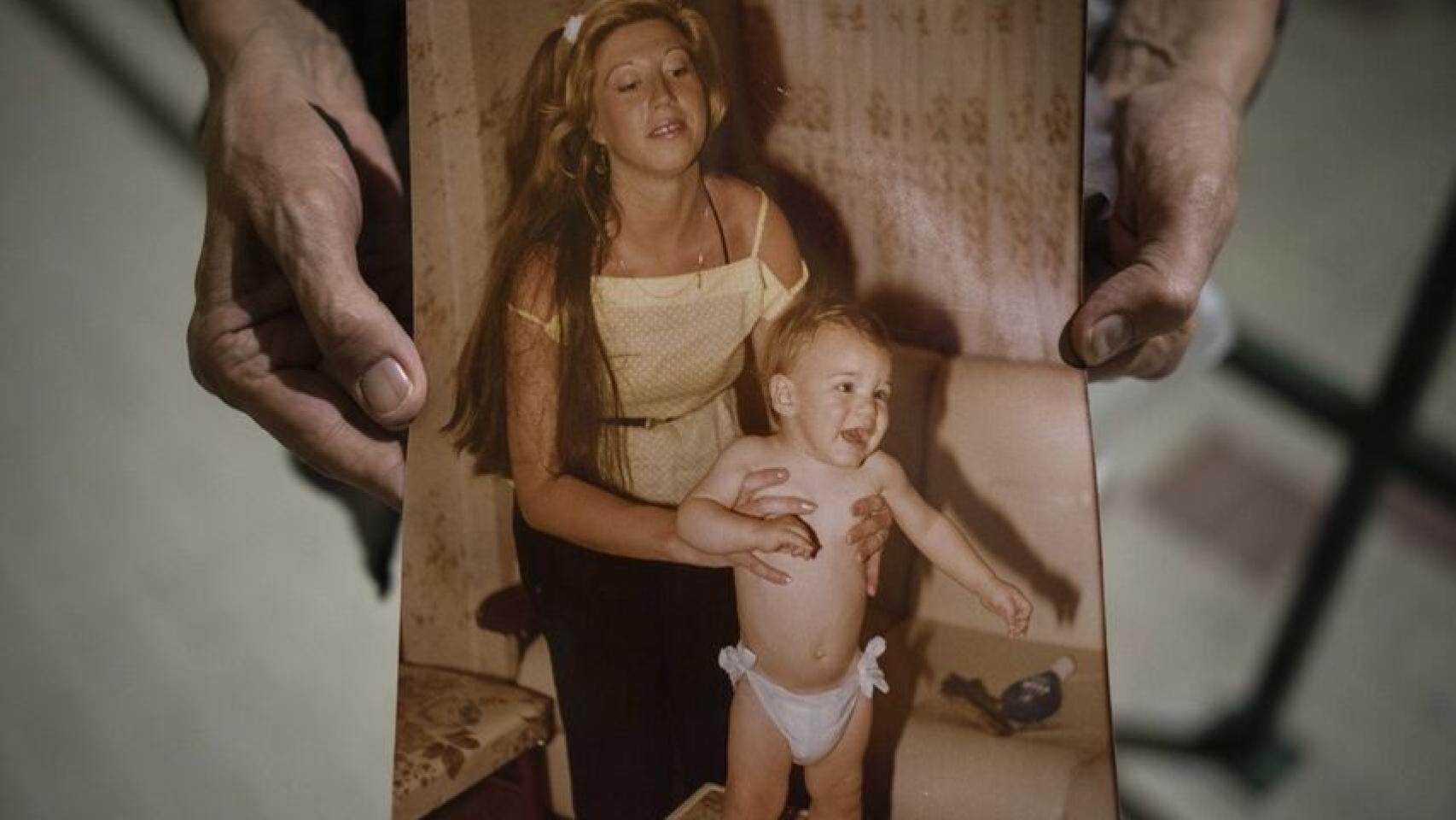 Lucía Garrido, asesinada en 2008, con su hija en una imagen que conserva su familia.