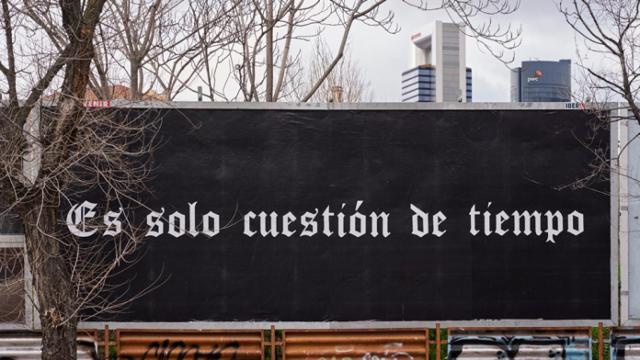 Félix González-Torres Untitled (It's Just A Matter of Time), 1992, instalado en una valla de Madrid