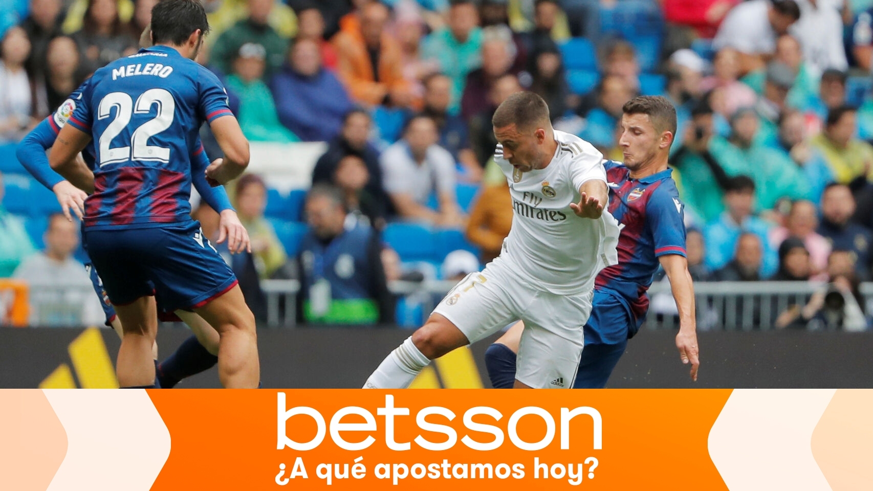 Eden Hazard, ante varios jugadores del Levante